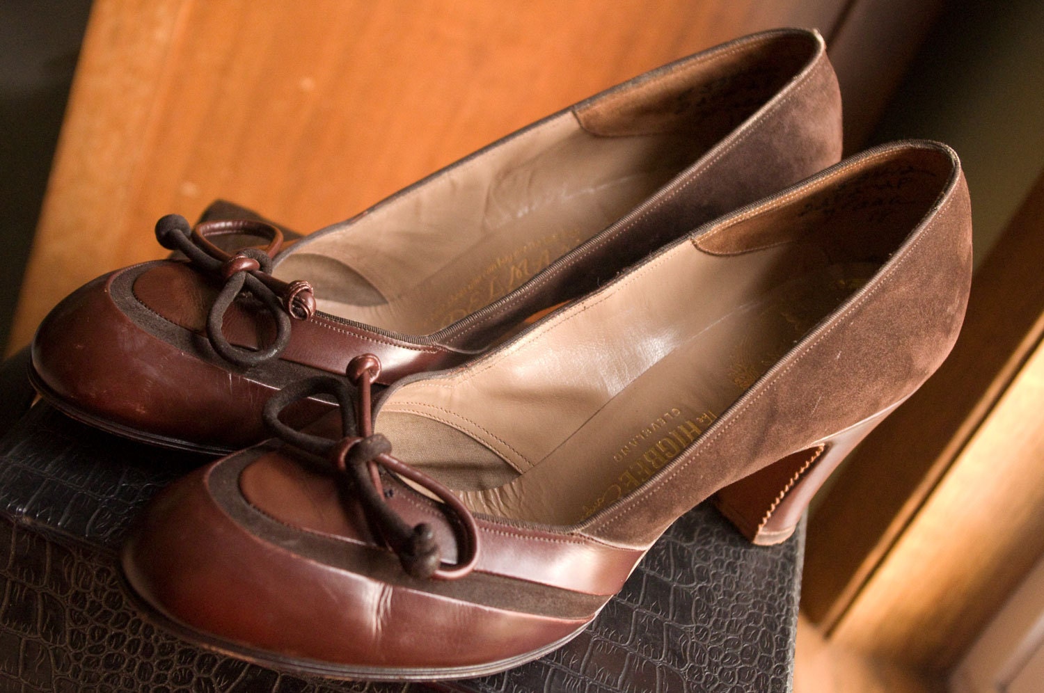 1940s Chestnut Leather and Chocolate Suede Bow Pumps - Delman, Size 7AAA
