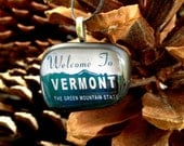 Retro Vermont necklace. Hand crafted Vermont jewelry. Welcome to Vermont the Green Mountain State. Vermont state line sign. Love Vermont.