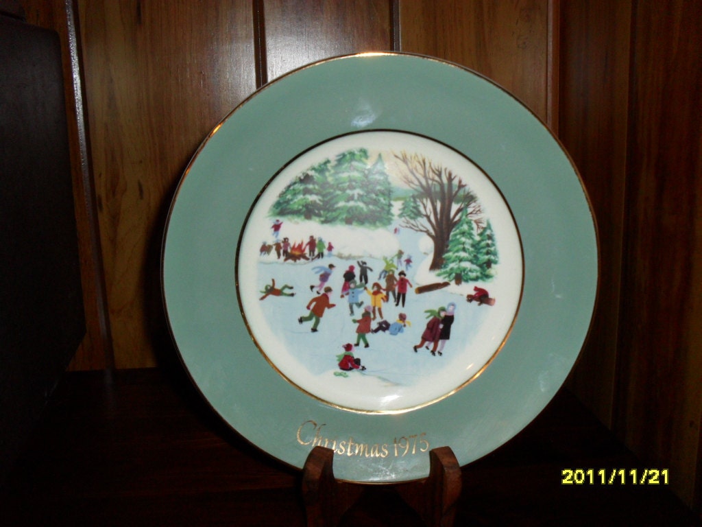 1975 Avon Christmas Plate "Skaters on the Pond"