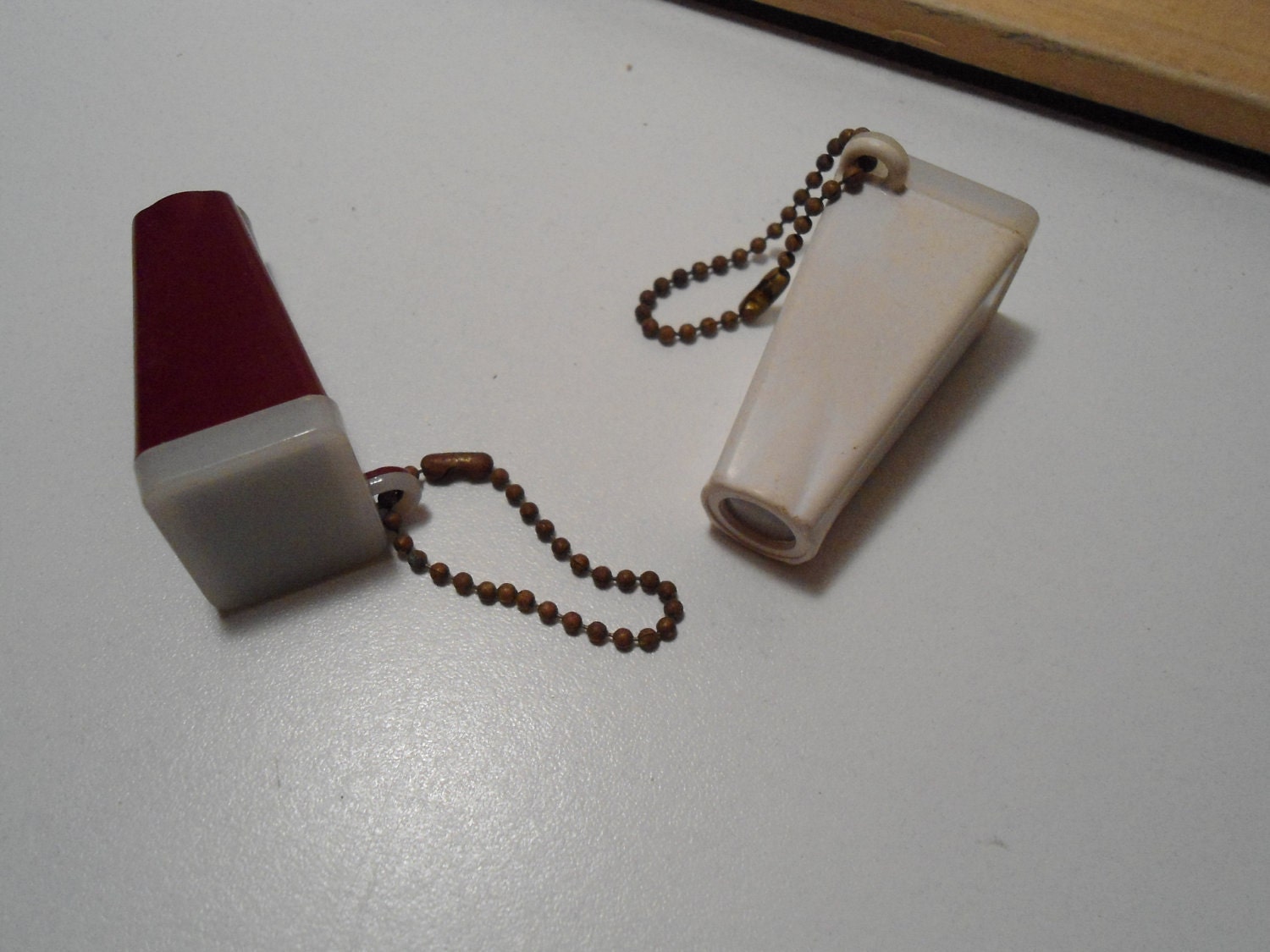 Set of 2 Vintage Souvenir Photo Viewer Keychain by HandMeRounds