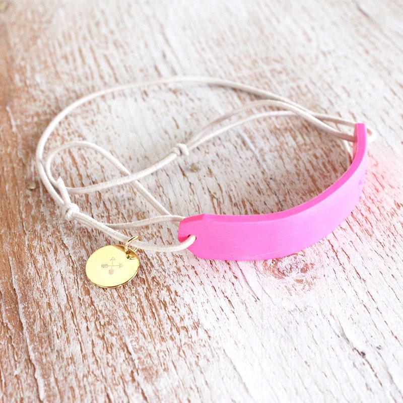 NEON ID BRACELET / hot pink polymer clay wrap bracelet with stamped ampersand & crossed arrows charm