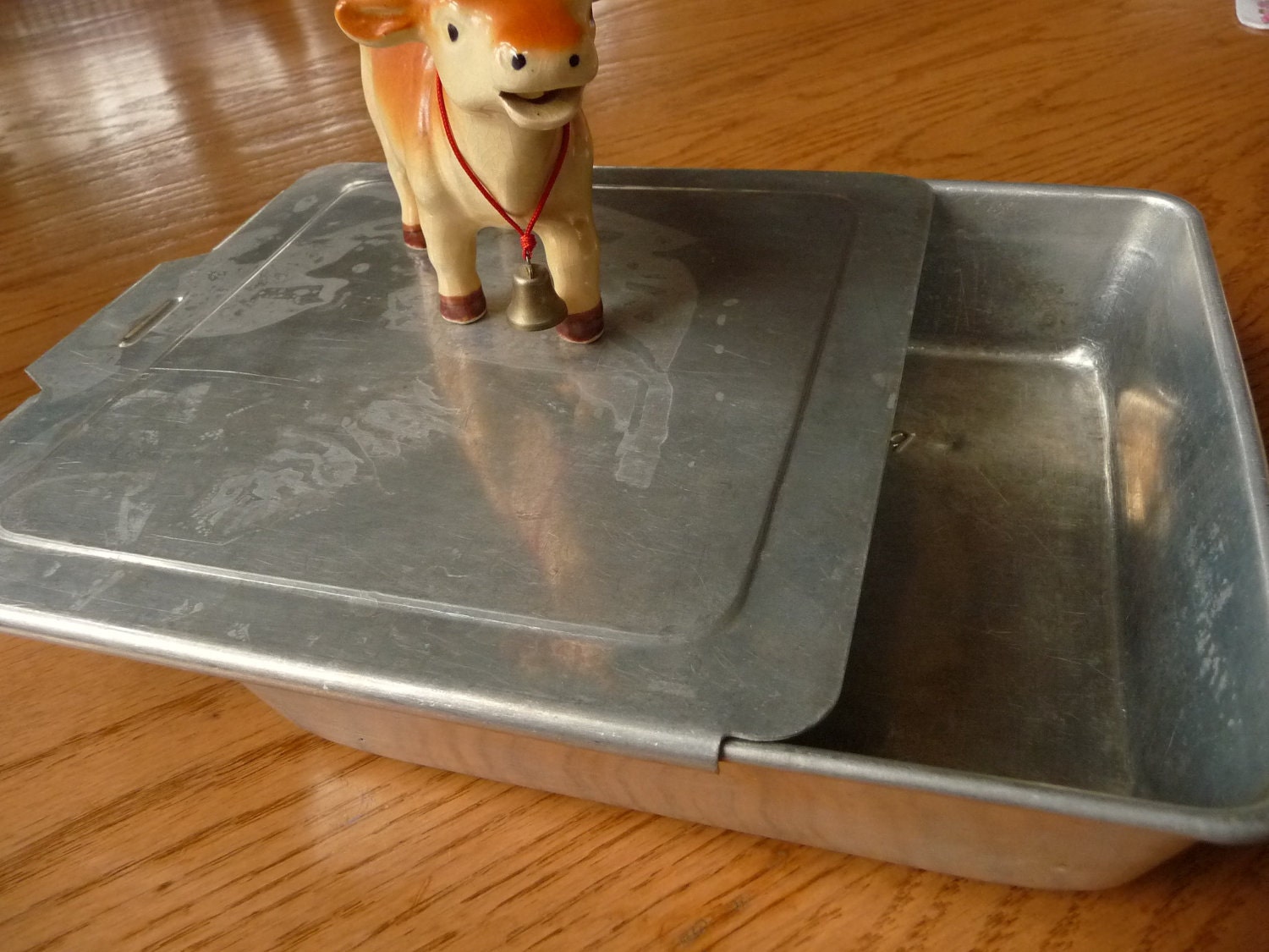 Vintage Aluminum Cake Pan with Sliding Lid by AnnadaisysCloset