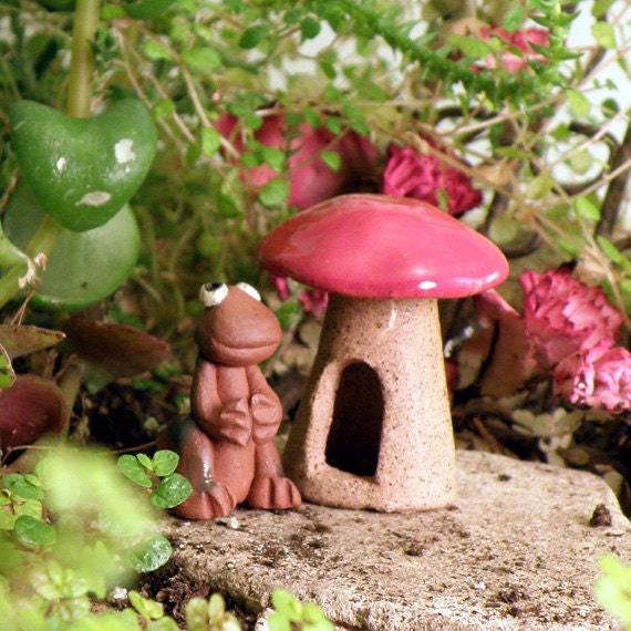 Garden miniature Toad with Toad Abode, Tiny Toad stool mushroom and toad or frog, ceramic hand made original
