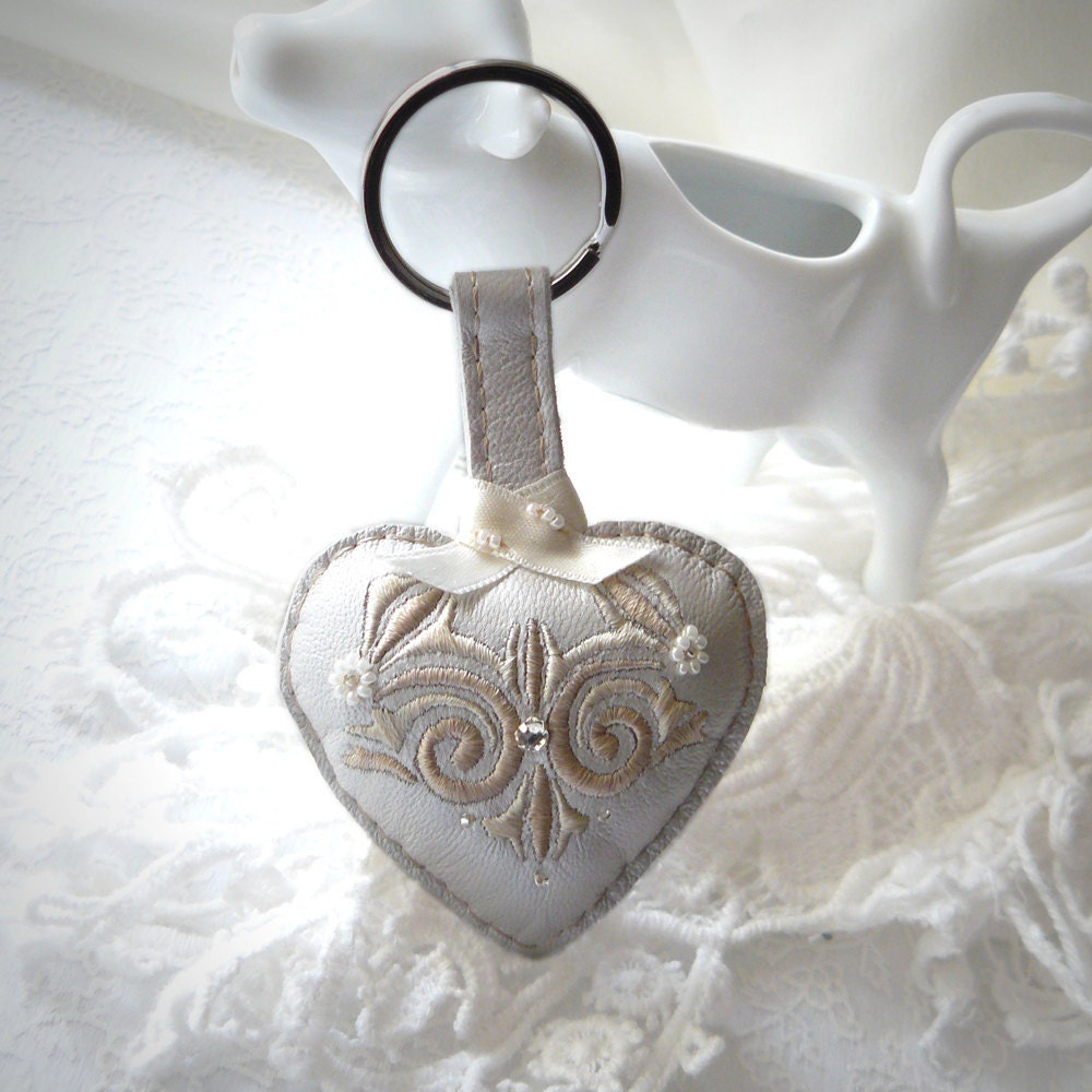 keychain in white leather, heart shape with embroidery and pearl. Handmade leather keychain - hand embroidered