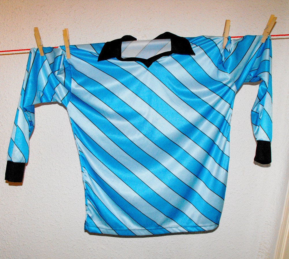 Soccer goalkeeper jersey made in Spain. For blue lovers. Very retro