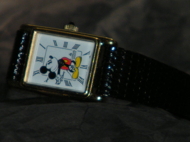 Lorus Quartz by Seiko V810 Walt Disney Co Mickey Mouse Character Watch