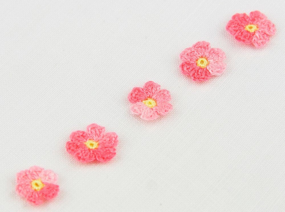 Decoration - 5 little crochet flowers in pink  - thread DMC cotton 4180 - lovely and cute