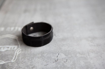 JONNE way black calf hair bracelet in black leather