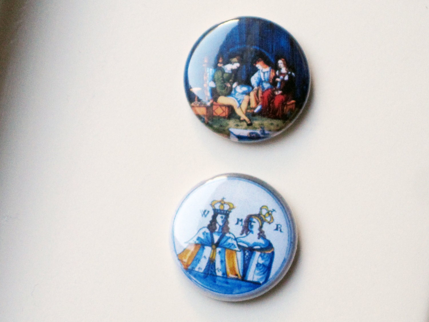 buttons: English delft circular plate decorated with half-length portraits of William III (1650-1702) and Mary II (1662-1694)