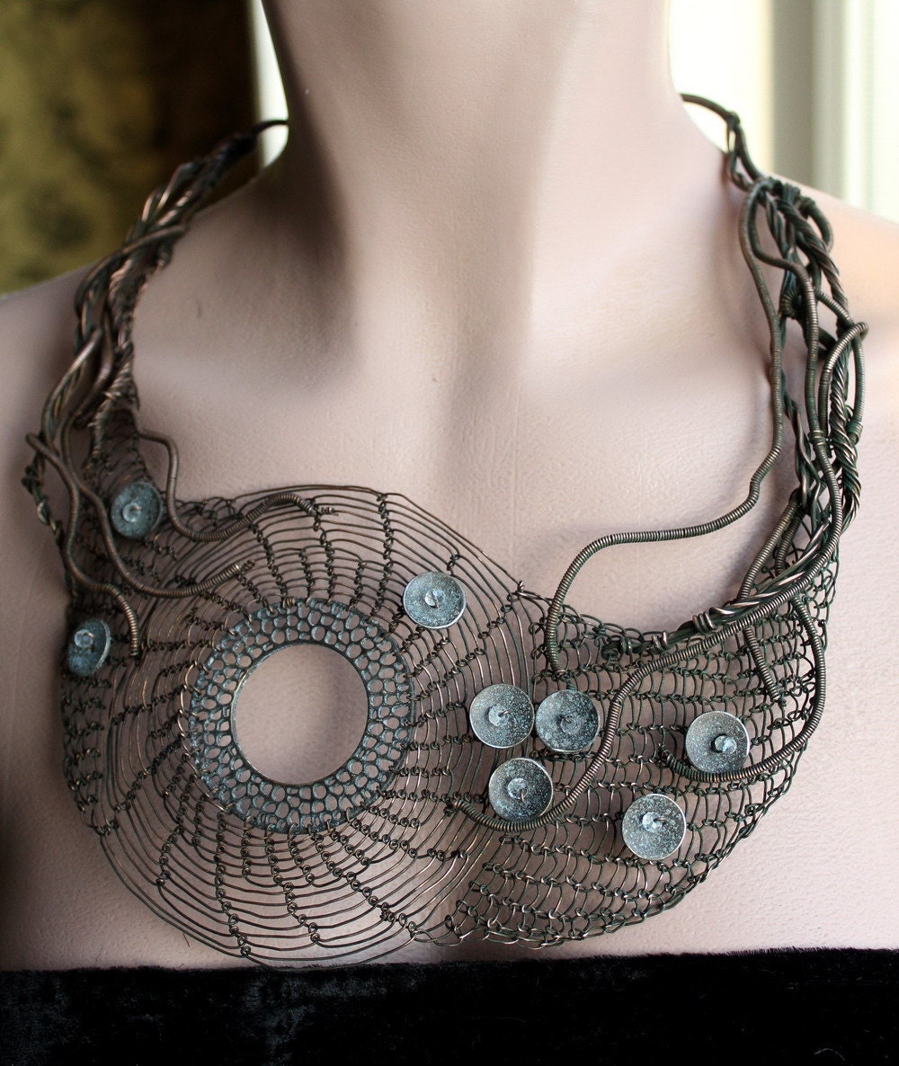 Muerte de mar Necklace copper wire crocheted as seen in Belle Armoire Magazine. Example