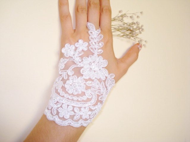 White lace gloves,Sparkles, Lace Wedding Accessory, Bridal accessory, Fingerless Gloves,White, Asymetric