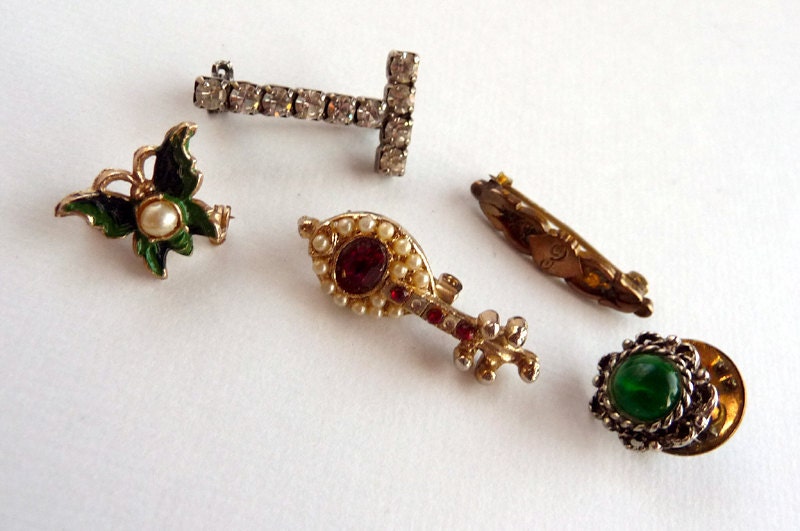 Jewelry Lot Small figural pins  - Five Brooch Pins   1014ag-012312000