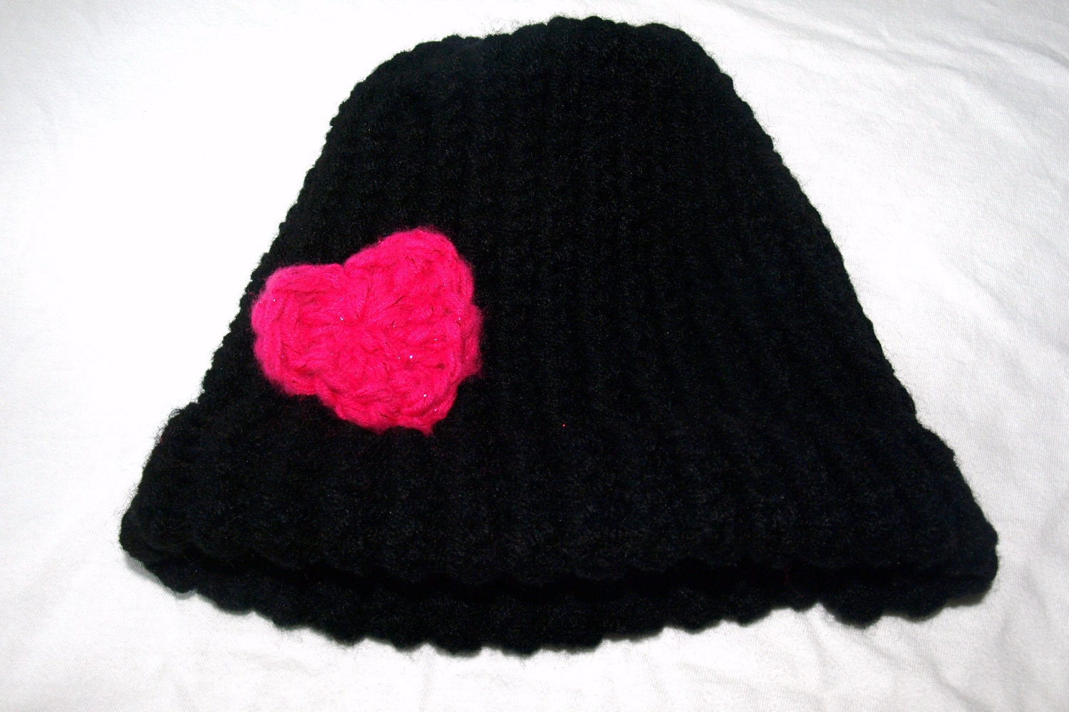 girls crochet hat with brim and heart detail
