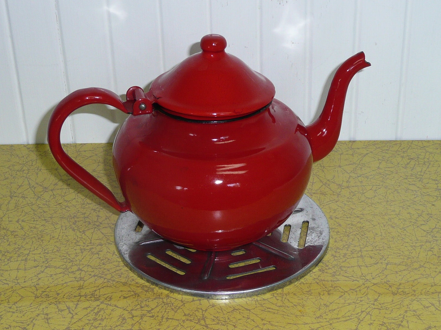 NICE Vintage Enamel Tea Pot Kettle, Tomato Red, Tea Time - Vintage Travel Trailer and Home Decor