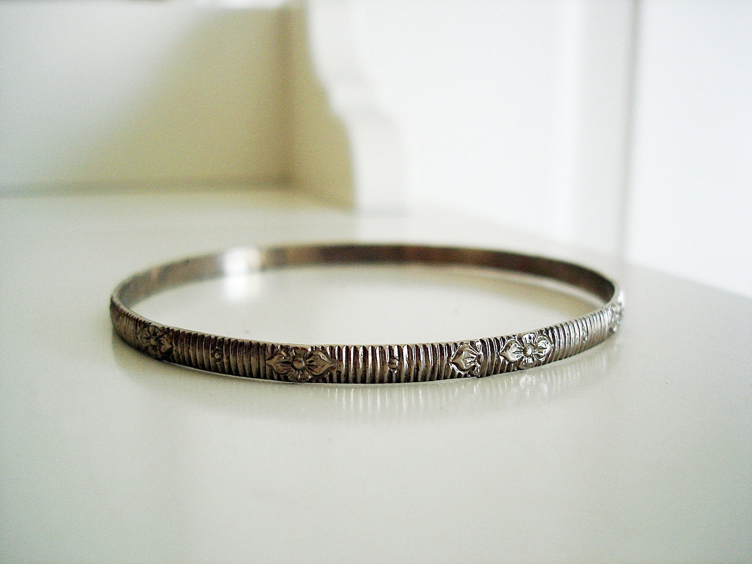 Vintage silver tone floral bangle bracelet/ flower detail vintage jewelry