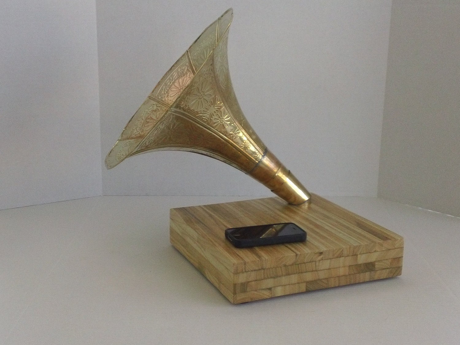 Acoustic DROID Android Phone Speaker Dock Utilizing a Gold Ornate Antique style reproduction Phonograph Horn Choice of Stain