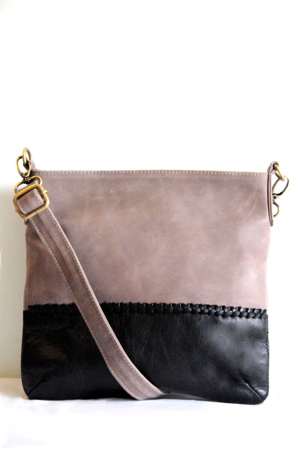 URBANIA. Leather shoulder bag / crossbody purse. Available in different leather colors.