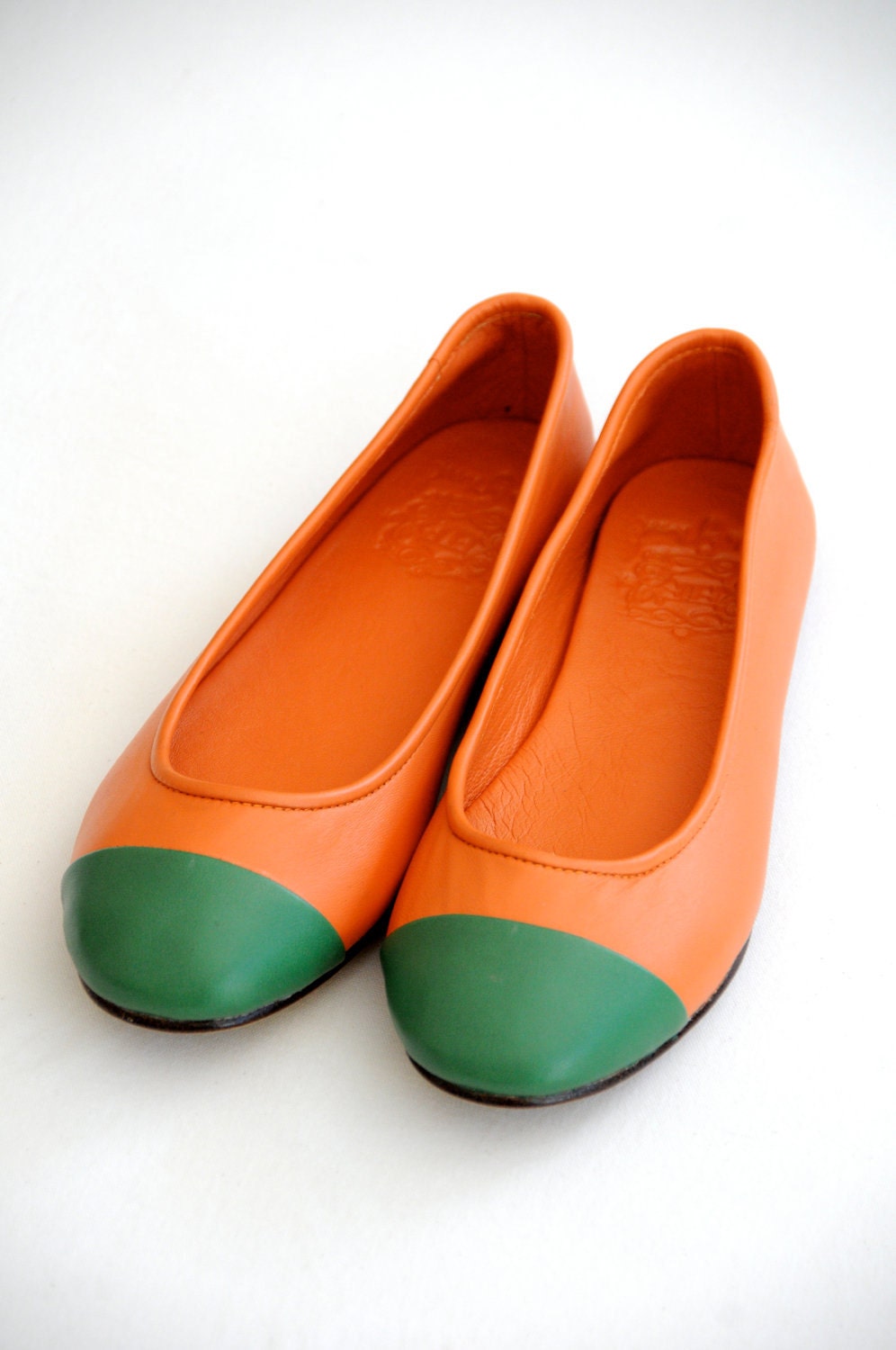 ANN. womens flat shoes / leather ballet flats. sizes 35-43. Available in different leather colors.