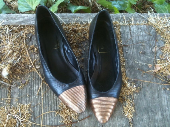 Vintage 1980s Black and Gold Tip Kitten Heel Shoe