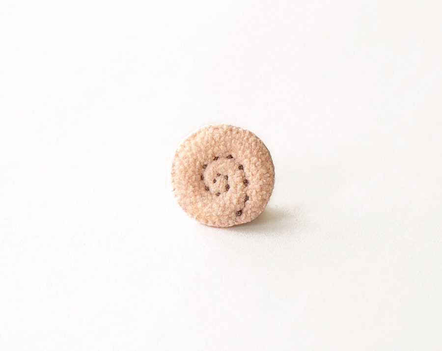 Plush pink sea shell brooch embroidered with brown dots / Beach summer souvenir / Halloween gifts for kids