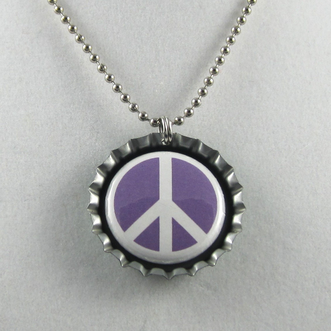 Bottle  Necklace on Magnetic Purple Bottle Cap Necklace With Chain   2 Magnet Inserts