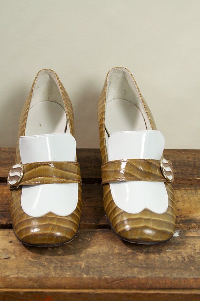 SHOE SALE-  Vintage HIpster Retro  Vinyl   Heels  Pumps by Fanfares  Size 8 AA
