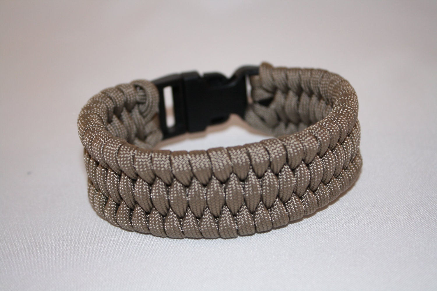 How To Tie Fishtail Paracord Bracelet