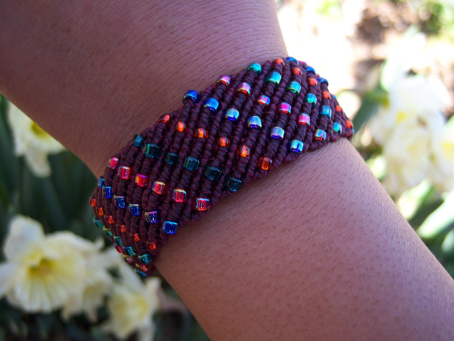 Woven bracelet studded with beads, violet
