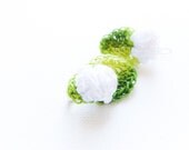 Woodland wedding crochet floral hair clip crochet white flower on green leave. Handmade Rustic wedding, bridesmade, bridal