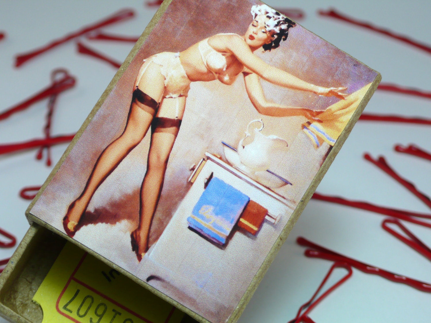 PinUp Girl Hair Washing Woman Vintage Style Box with Kirby Grips