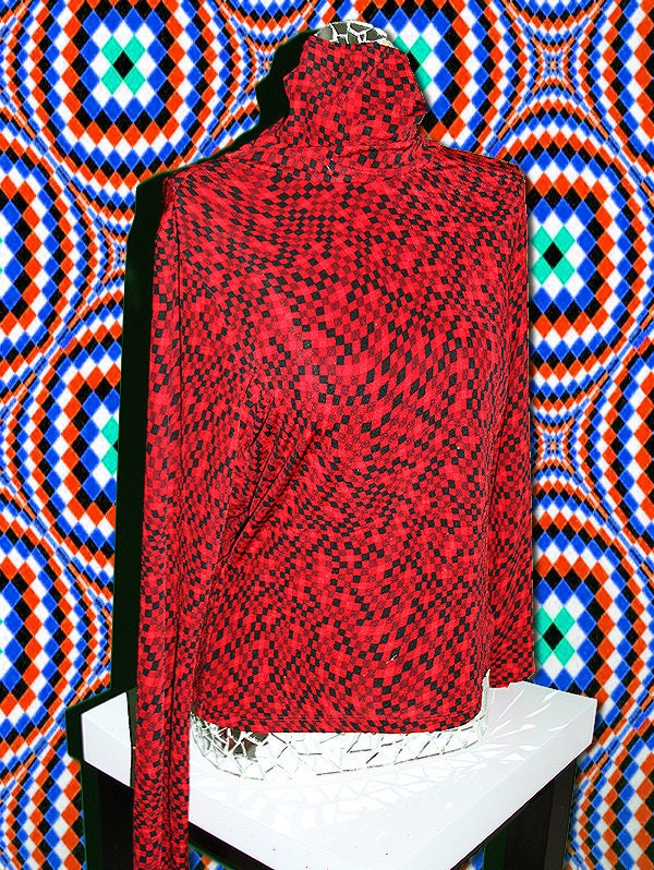 Optical Illusion Red & Black Checkered Turtle Neck