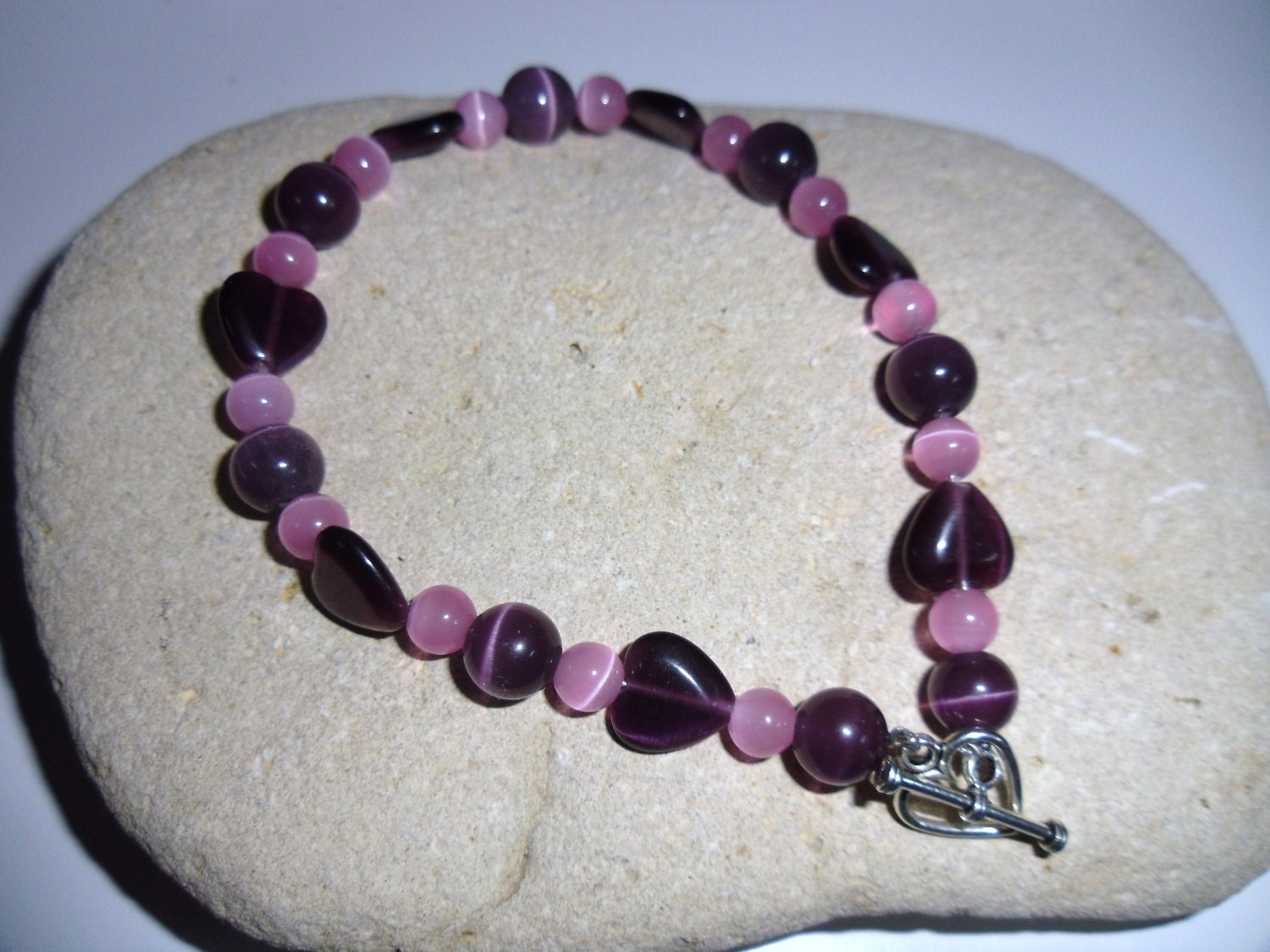 Glass pink and purple cats-eye bead bracelet