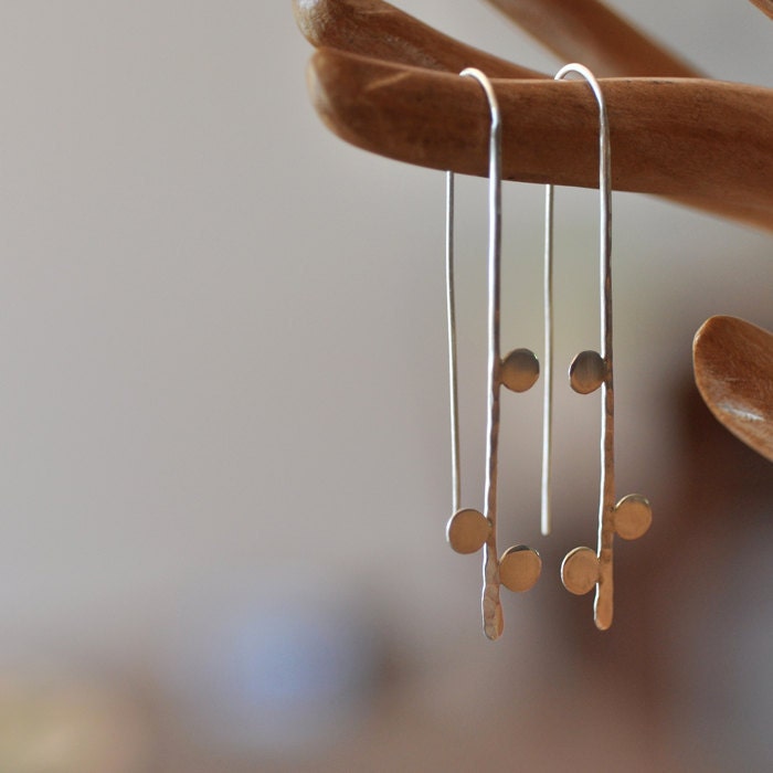 Thread earring with dots. Recycled sterling silver