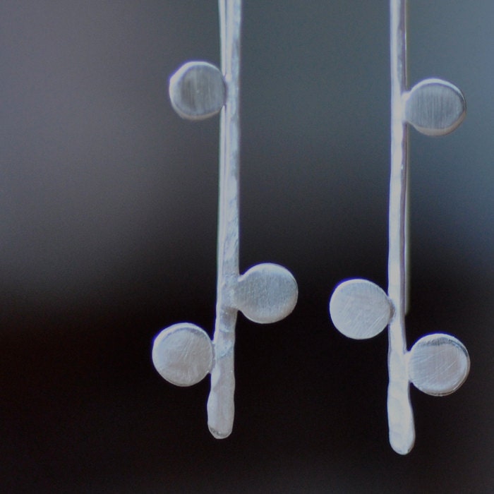 Thread earring with dots. Recycled sterling silver