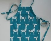 Toddler boy or girl apron in turquoise giraffe print.  Sturdy cotton duck fabric.  Pocket, adjustable ties.  SizeS 1-2, 3-4, 5-6.