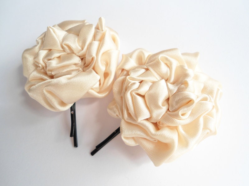 Ivory Flower Hair Clips, Bridesmaid Hair Flower, Bridal Hair Pins, Floral Wedding Hair Accessories, Bobby Pins, Brides Rosette Satin Fabric
