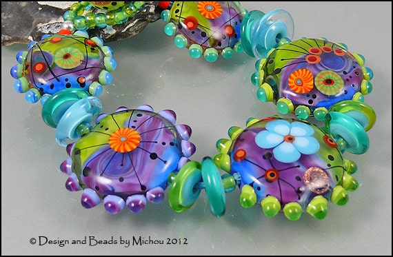MICHOU - Lampwork Beads - Knotted, handmade glass bead bracelet - "You've Got the Love"