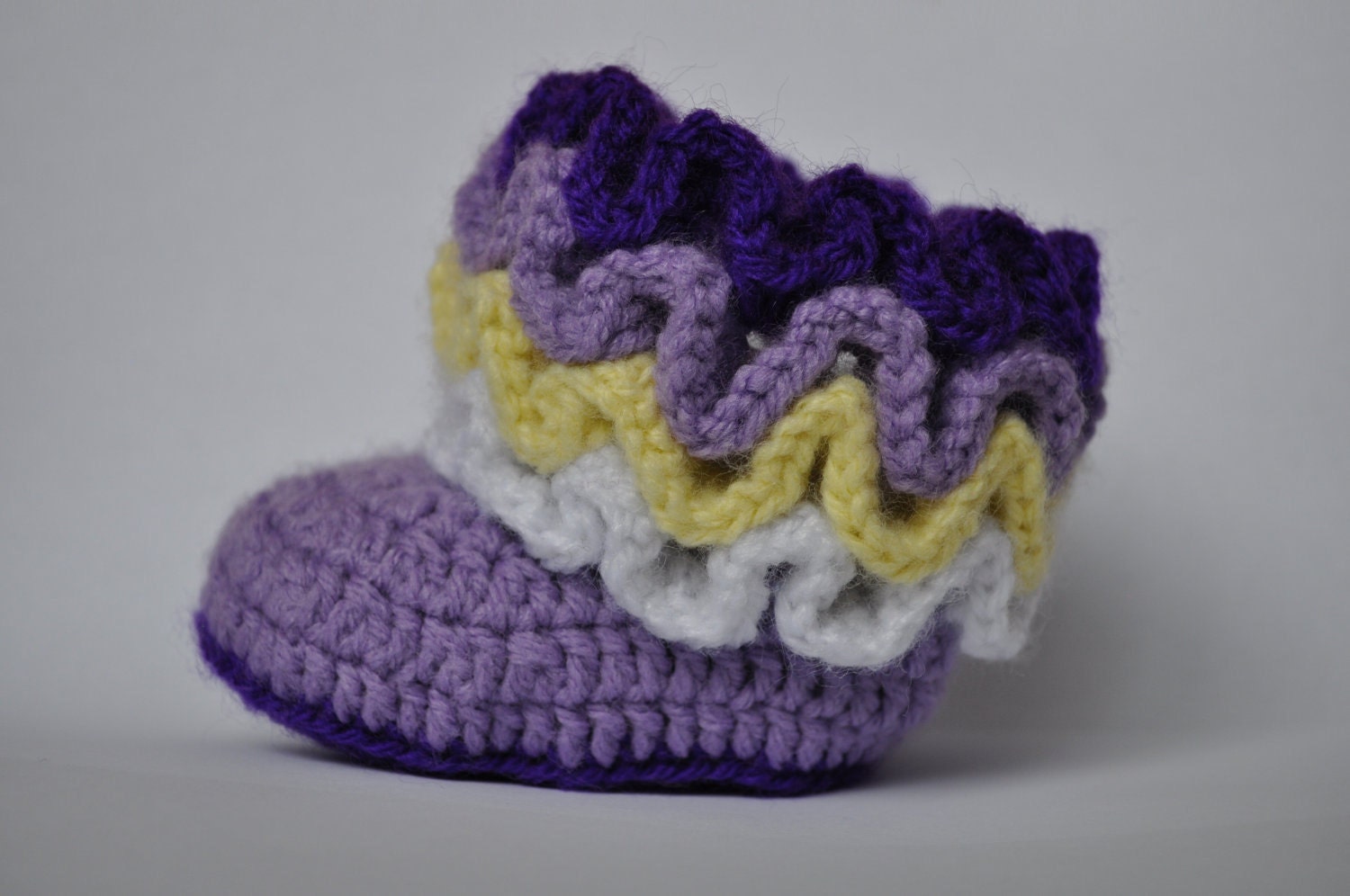 Items similar to Crochet ruffle baby booties PATTERN on Etsy