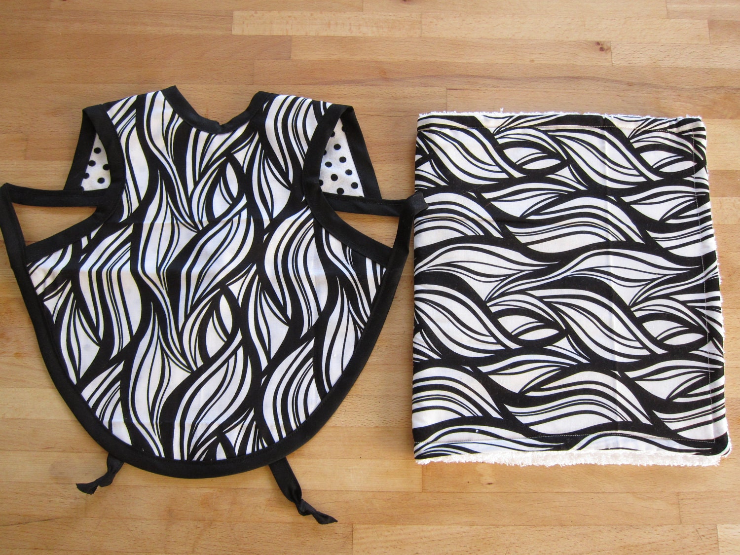 Black & White Botanical Reversible Apron-Style Bib and Burp Cloth Set