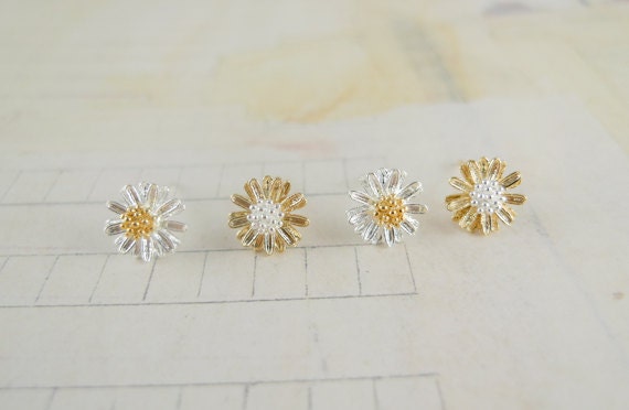 daisy flower earring CHOOSE ONE gold / white