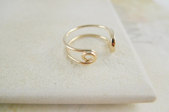 gold safety pin ring us ring size 5 1/2- 8