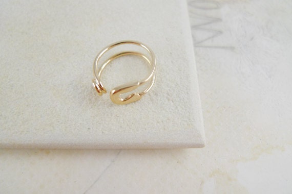 gold safety pin ring us ring size 5 1/2- 8