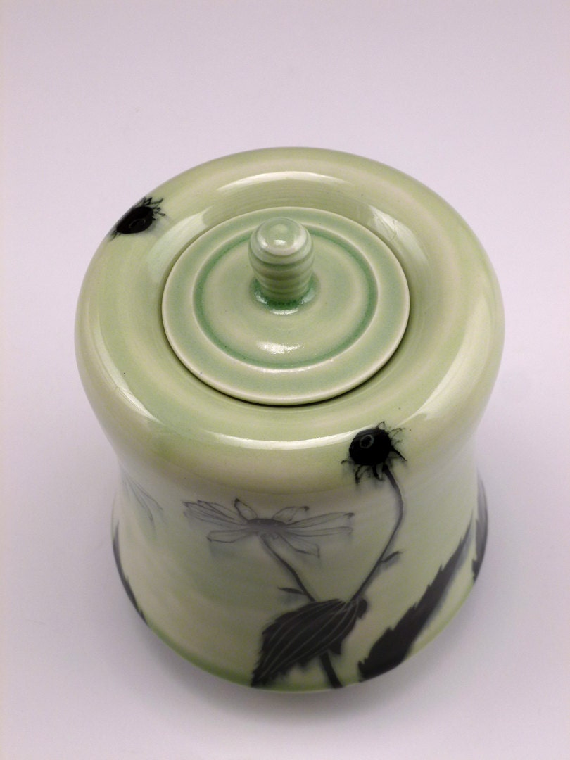 Small pet urn / covered jar
