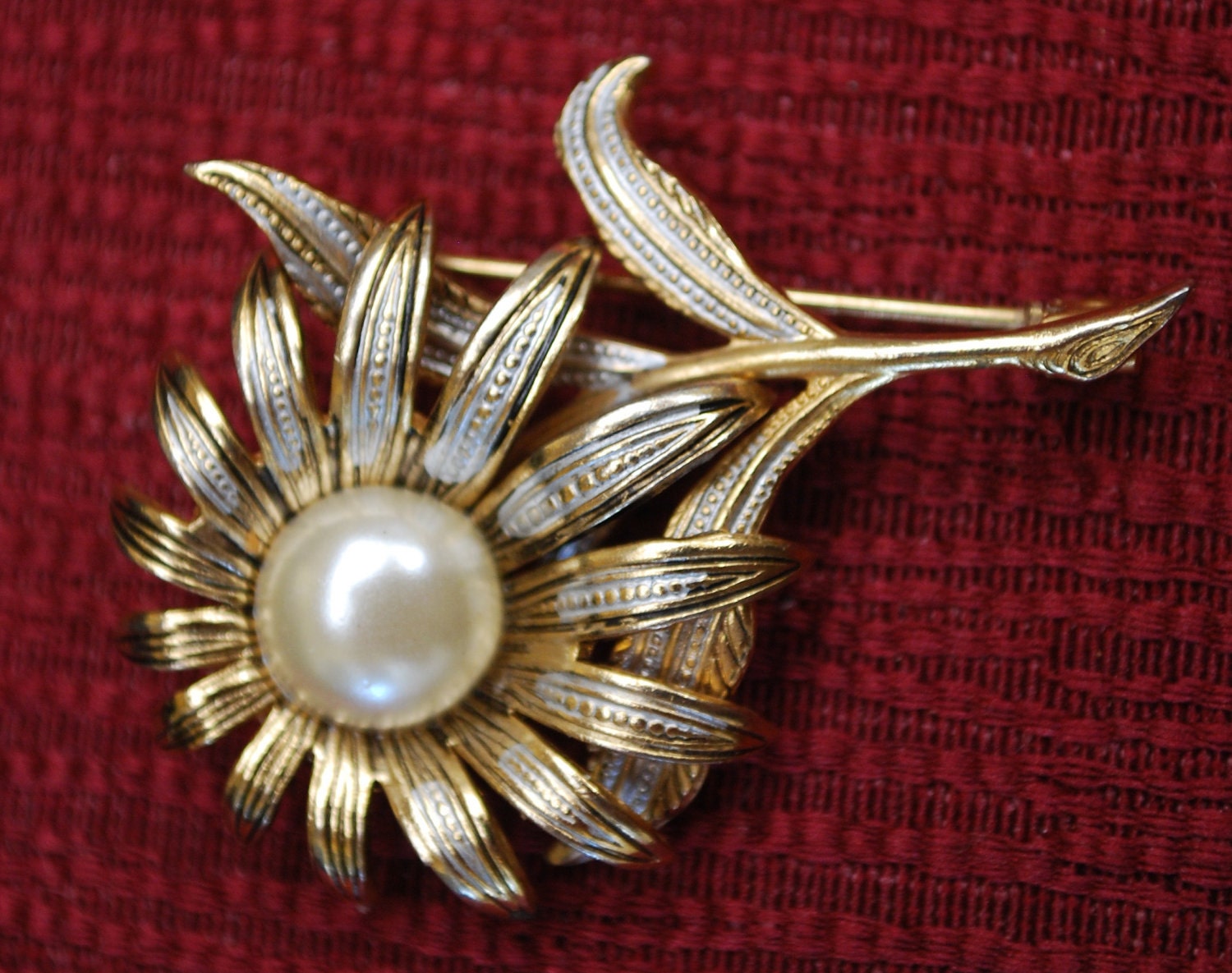 gold flower brooch with faux pearl Spain