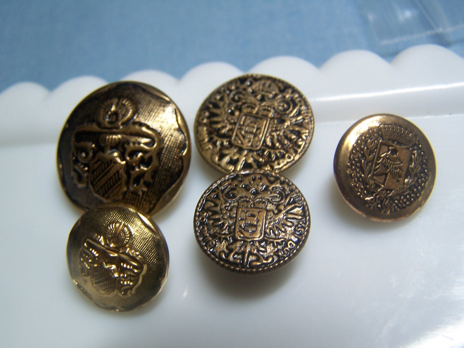 Unusual Vintage Odd Lot of 5 Brass and Brass Tone Metal Coat of Arms & Crests (no. 732)