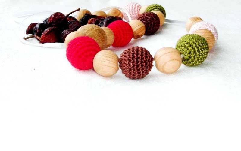 Nursing necklace red brown  Briar Berries for baby kids hot pink brown green light pink  natural wooden beads organic ecofriendly Nursing