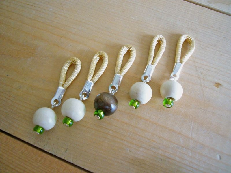 SMALL flexible knitting stitch markers - Set of 5 (Beige/Brown)
