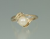 14KT Yellow Gold Pearl and Diamond Ring (Size 7.5)