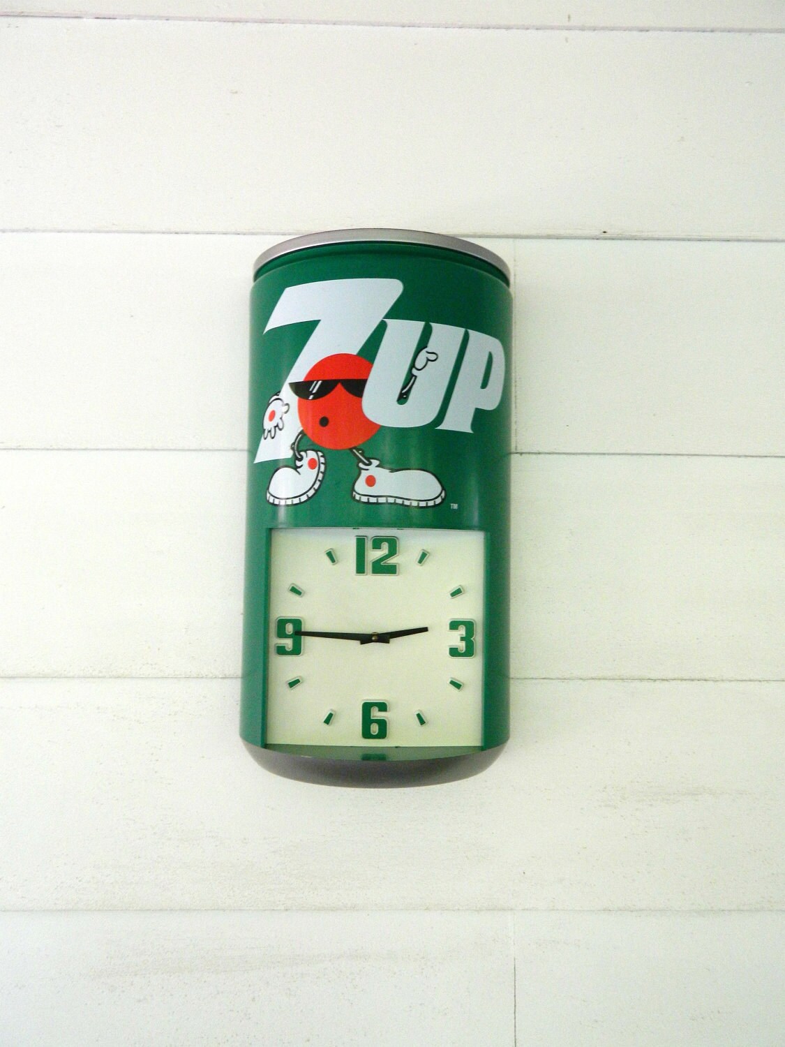 Vintage 7-Up Soda Can Clock Plastic