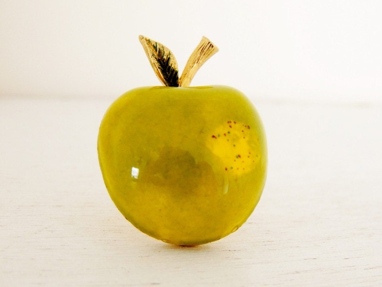 vintage 1970s green apple brooch pin. LA POMME VERTE.